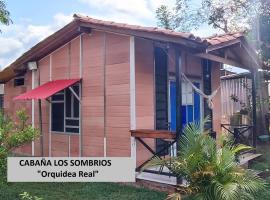 Cabaña Los Sombrios, готель у місті La María