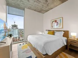 18th FL 1BR - Heated Pool - Gym - Balcony