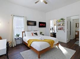 Cozy Upstairs Studio Near Downtown and the River, ξενοδοχείο στο Σακραμέντο