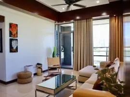 Stylish Luxury Penthouse with 3BR, Wifi, Gym, across Malls