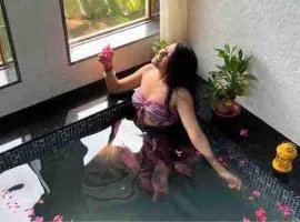 Couple Friendly Abode Jungle Bathtub