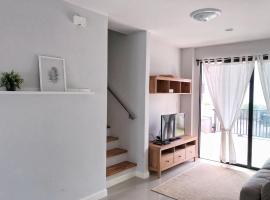 3 Bedrooms townhome, gated community KKC, ξενοδοχείο σε Ban Si Than