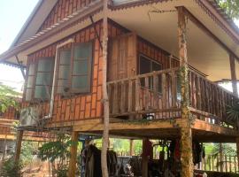 Baan Thiw Thung near the bus station Free pick-up, hotel v destinaci Sukhothai
