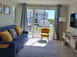Breezy Sunny Apartment