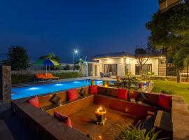 The Leisure Villa - Poolside Living with Gazebos, hotel v destinaci Gurgáon