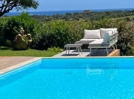 Villa con piscina e vista mare