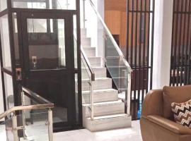 Rumah 5KT Sby Brt dkt Kidzania, hotel v destinaci Surabaja