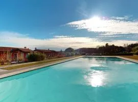 Relax for family pool, wi-fi, private garden Garda Pleasure By Bookinggardalake