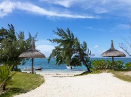 Tropical beachfront apartment, hotel v destinaci Belle Mare