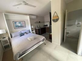 Lotus Shack - charming and private, hotel with parking in Russell Island