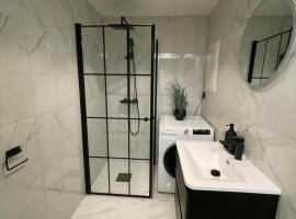 Newly renovated apartment in the middle of Trondheim city centre，特隆赫姆的飯店