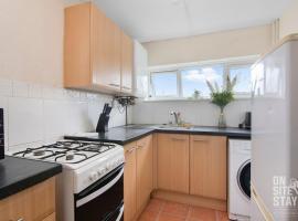 Contractors 4 Bed with Parking, hotel em Hatfield