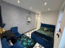 Gloucester - Apartment - Sleeps 2 - Parking - 97WS