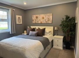 Holly Lodge - 2 x Kingsize bedrooms with private entrance and free parking-new shower room, hotel in Oban