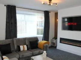 2 Bed Contractor House in St Helens - Free Parking - Wifi