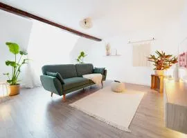 Zentrale, gemütliche Dachgeschoss-Etage - 52qm - Altes Haus auf 2,5 Etagen exklusiv für Dich - mit 1 Schlafzimmer, Wohnzimmer und Rückzugsraum zum Verweilen - Küche, großes Bad, Netflix