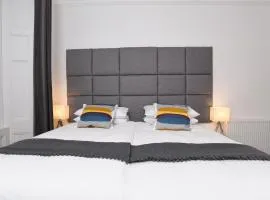 City-Centre 2-Bedroom Apt - Free Parking & Wi-Fi