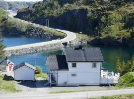 Seafront Holiday Home close to Reine, Lofoten