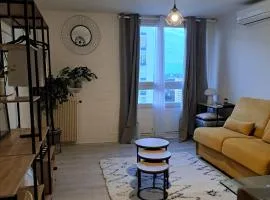 Studio Nimes - Clim - Wifi -Cuisine privatif - salle de bain commune- balcon