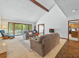 Spacious 3BR Retreat Near Summit Skyride & Stone Mountain Park, hotel u gradu Stoun Mauntin