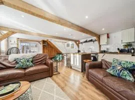 Countryside Barn with Hot Tub in New Forest