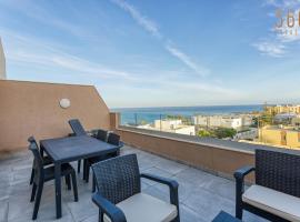 The Suite Stay - Just off the Promenade & Beach !, hotel di Il-Kappara