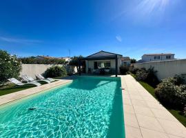 Villa Coraly - piscine chauffée et jardin, hotel in Sainte-Marie-de-Ré