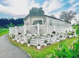 Caravan by Seaside with Hot Tub in Cornwall countryside
