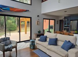 Casa, Pequeno Bosque e vista para Horizonte, hotel a Parurus