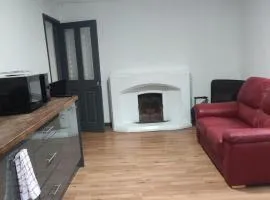 Self checkin 1 bedroom unit for max 3 Guests J11 M4 RG2 Private Entrance Onsite Parking Private Garden