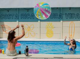 Habitat Surf Glamp, homestay in Santa Teresa Beach