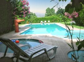 Charming Villa in Pedraça with Shared Pool, Hotel in Pedraça