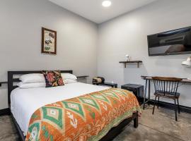 Queen room with access to chef's kitchen