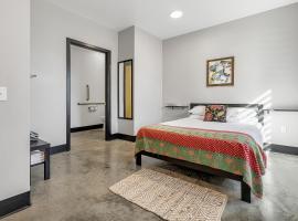 Pet friendly first floor room near Purina Farms، فندق في باسيفيك