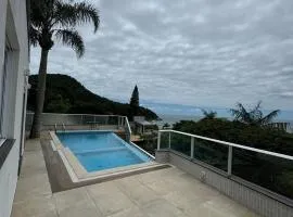 Casa no Estaleirinho com Piscina e vista mar