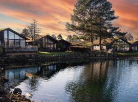 Sandmartin Lodge a lakeshore haven at Pine Lake Resort, hotel em Carnforth