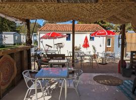 Camping Les Payolles, glamping em Saint-Georges-dʼOl&eacute;ron