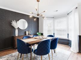 Lux Home-mins to Truist Park wKing pet friendly, khách sạn ở Smyrna