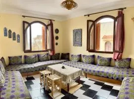 Soleado apartamento al lado de la preciosa medina , a 3 minutos de la playa andando