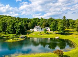 Secluded Berkshires Estate Private PondPoolTheater Gym Sunny Pond, hotel v destinaci Austerlitz
