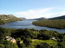 Refúgio na Lapinha com dois chalés, ideais para casal, família ou pequeno grupo de amigos, com acesso privativo à lagoa, caiaques e quadra de beach tennis