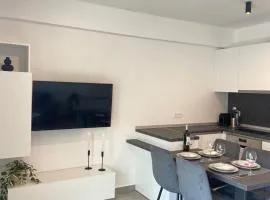 Helios Suite Lemonaki