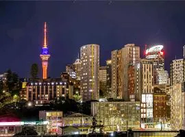 Parnell Haven 2BRM Apartment with Deck, Parking & City Views