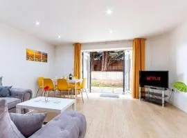 Central location - FREE Parking - Hawksbill Way