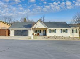 Walk Downtown Remodeled Home in Murphys with Yard!, hotel v destinaci Murphys