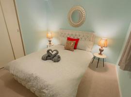 Modern & Cosy 3 Bedroom Inverkeithing home- Ideal for Edinburgh Dunfermline & St Andrews with Free Parking, hotel v destinaci Inverkeithing