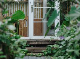 House with flowers, beautiful sunshine, geese and birds, chalet de monta&ntilde;a en Ấp B&igrave;nh Thương