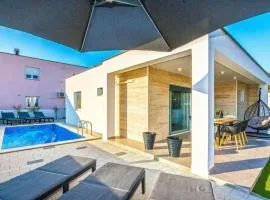 Luxury villa with a swimming pool Vir - 23776