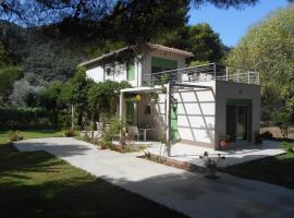 Brunello Seaside Apartments, hotel in Lefkada Town