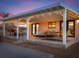 Peaceful Desert Escape with Pool, Fire Pit and Stargazing Views